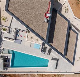 4 bedroom villa with heated pool and sea view in Vinišće, sleeps 8